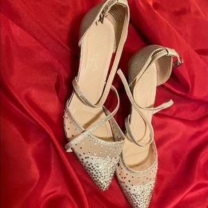 DE Blossom Collection light gray heels size 6.5